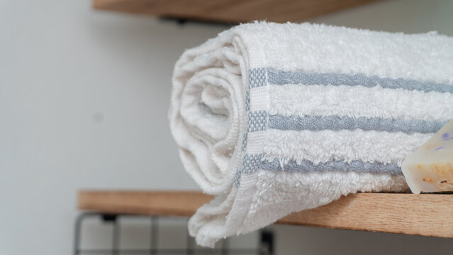 Concepto de spa con toalla limpia y jabones naturales