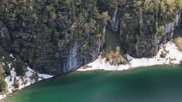 Falaise rocheuse au bord d'un lac de montagne &eacute;meraude, vue a&eacute;rienne