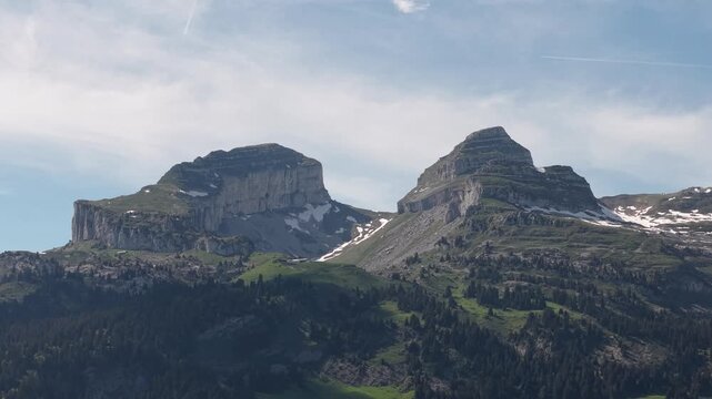 Les sommets jumeaux de la Tour d'A&iuml; et de la Tour deMayen
