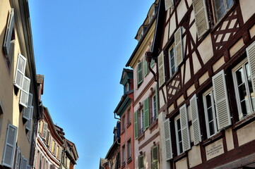 Fototapeta premium Schmale Gasse in der Altstadt von Colmar