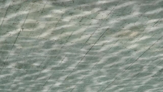 Betondecke von Bauwerk &uuml;ber Wasser mit permanenter Feuchtigkeitsbelastung, Spiegelung von Fluss Wasser auf witterungsbest&auml;ndigem Br&uuml;cken Beton
