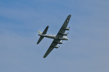 Fototapeta premium B‑17 Flying Fortress bomber in flight, showcasing its iconic World War II design, four‑engine layout, and historic military aviation heritage.