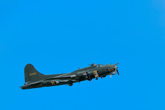 B‑17 Flying Fortress bomber in flight, showcasing its iconic World War II design, four‑engine layout, and historic military aviation heritage.