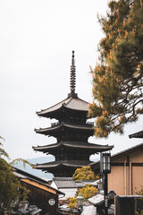 Obraz premium Yasaka Pagoda and Sannen Zaka Street on an overcast spring day in Kyoto Japan