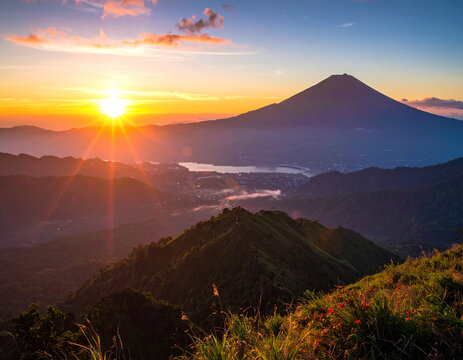 Pemandangan matahari terbit emas Gunung Batur Bali