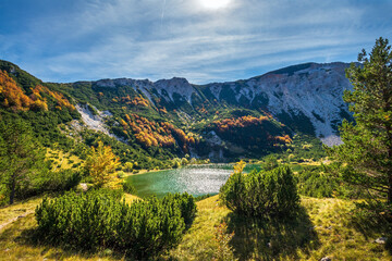 Obraz premium Sator Lake located below Sator Mountain in Bosnia and Herzegovina. Autumn landscape.