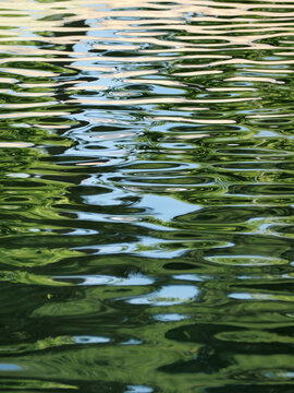 Reflejos abstractos en la superficie de un peque&ntilde;o lago