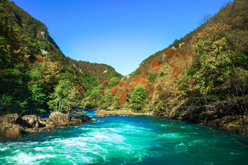 Fototapeta premium Beautiful turquoise Una River in Bosnia and Herzegovina in autumn