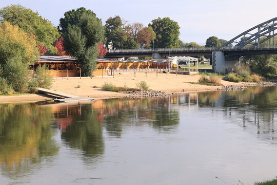 Blick auf den Fluss Weser bei Rinteln im Weserbergland	