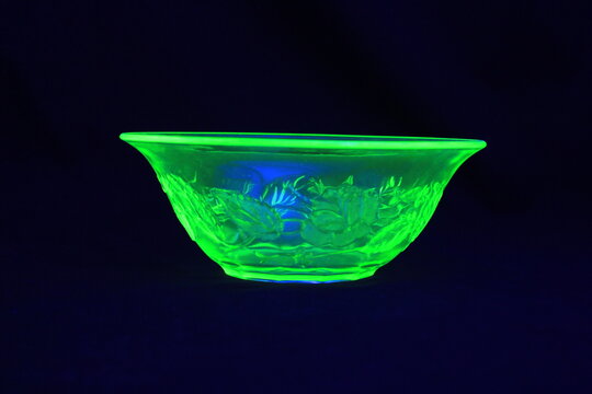 Uranglas Schale in Schwarzlicht