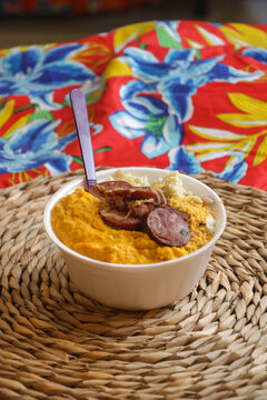 Marmita pequena com comida brasileira junina