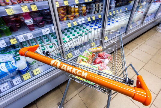 Shopping cart of the grocery store Diksi.  Text in Russian: Diksi