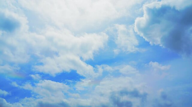 【タイムラプス】彩雲が輝く鮮やかな青空と流れる白雲