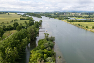 Obraz premium Drohnenefoto des Flusses Saone mit einer Insel, Wald und Agrarflächen bei Pont de Vaux im Département Ain