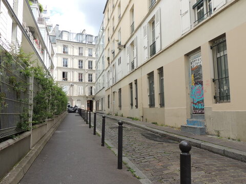 Narrow street in Paris - 18&egrave;me arrondissement - Passage de Clichy