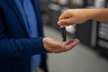 Obraz premium Hand passing car key to client closing deal