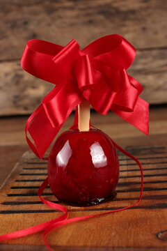 Ma&ccedil;&atilde; do amor: tradicional doce brasileiro de ma&ccedil;&atilde; caramelizada