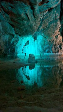 Un magnifique lac souterrain faisant penser &agrave; celui o&ugrave; Lord Voldemort a cach&eacute; l'une de ses horcruxes dans Harry Potter & le Prince de Sang-M&ecirc;l&eacute; (Pyr&eacute;n&eacute;es)