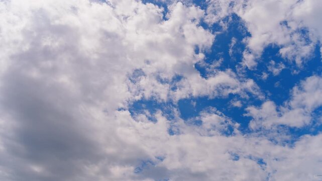 タイムラプス】青空に広がるダイナミックな白い雲の流れ