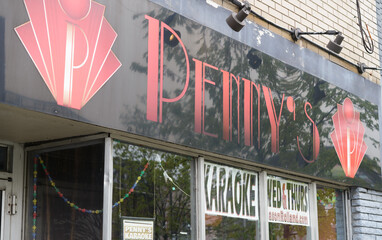 Naklejka premium sign outside Penny's, a bar, located at 1306 Bloor St W, Toronto