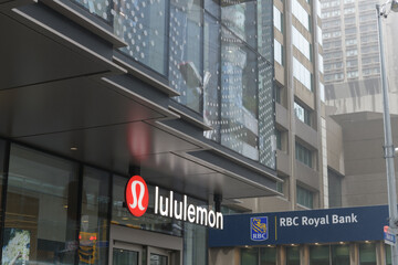 Naklejka premium exterior building and sign of lululemon, a sportswear store, located at 2 Bloor St W and RBC, Royal Bank located at 2 Bloor St E, Toronto