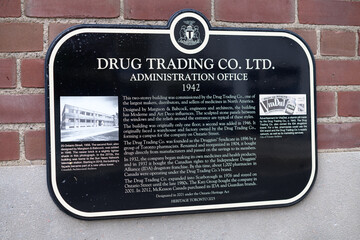 Naklejka premium wall-mounted Heritage Toronto 2025 plaque with inscription for Drug Trading Co Ltd, 25 Ontario St