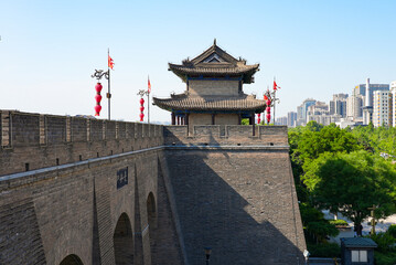 Perspective view of the ancient massive stone wall and watchtower adorned with red lanterns in Xi'an, Shaanxi, China © Alexandre ROSA