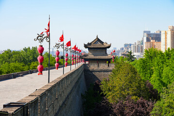 Perspective view of the ancient massive stone wall and watchtower adorned with red lanterns in Xi'an, Shaanxi, China © Alexandre ROSA