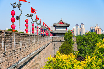 Perspective view of the ancient massive stone wall and watchtower adorned with red lanterns in Xi'an, Shaanxi, China © Alexandre ROSA