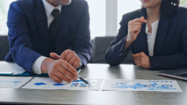 ビジネス、経営、指導、研修、マーケティング、書類、会議、ミーティング、戦略、ビジネスパーソン、データ、リサーチ、グラフ、提案、人材、チームワーク、会話、ビジネスマン、企業、相談、オフィス、男性、女性、日本人、FP、ファイナンシャルプランナー、税理士、会計士、決算、確定申告、グループ、協力、指摘、商談、営業、業績、交渉、取引、会計、経理、財務、業務、事務、指示、仕事、説明、会議室、資料、人物