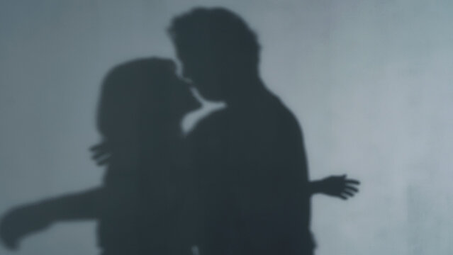 抱き合う男女のシルエット