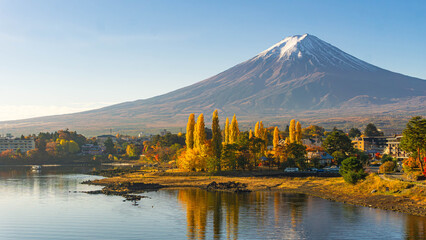 Obraz premium Beautiful Fuji mountain and Kawaguchiko lake at sunrise, Autumn seasons at Yamanachi in Japan.