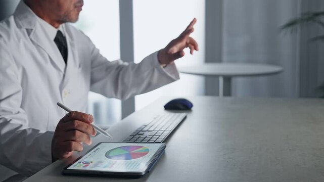 タブレットPCを使って作業する白衣の男性