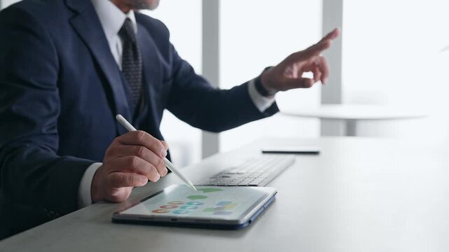 タブレットPCを使って作業する男性