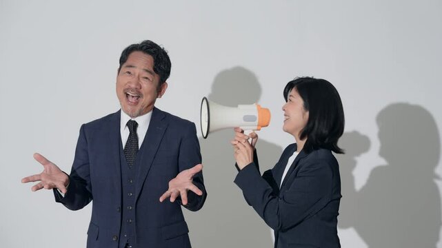 拡声器で抗議する女性ビジネスパーソン