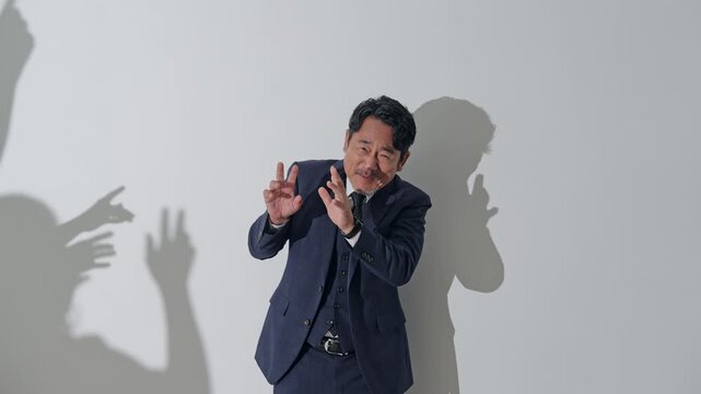 人々に批判される男性ビジネスパーソン