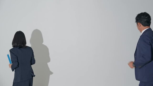 バトンをリレーする男女ビジネスパーソン