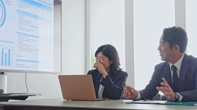 画面を見ながら会議するビジネスパーソンのグループ
