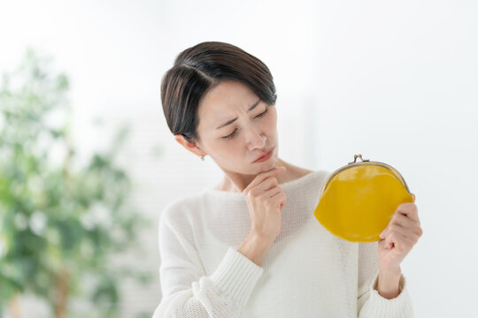 財布を持って悩む女性
