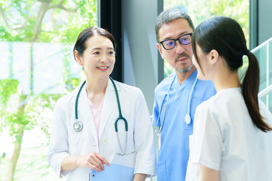 病院で打ち合わせをする医師と看護師