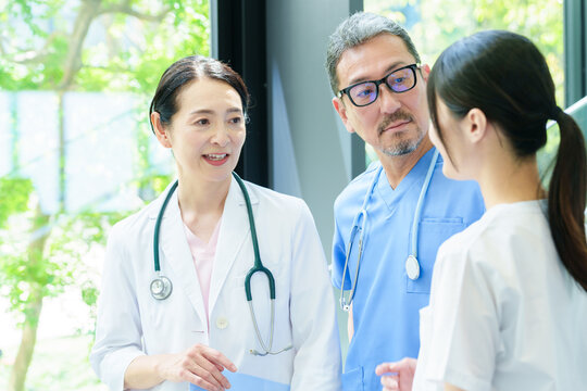 病院で打ち合わせをする医師と看護師