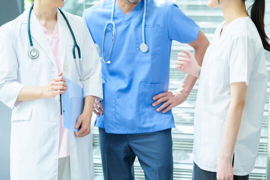 病院で打ち合わせをする医師と看護師