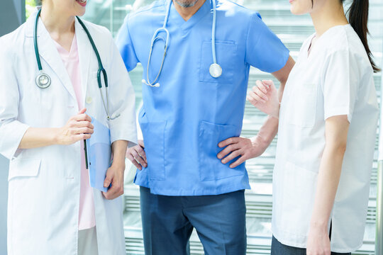 病院で打ち合わせをする医師と看護師