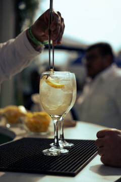 copa con hielos y un trozo de naranja 