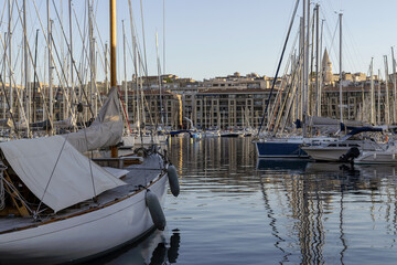 Bateaux de plaisance à quai dans le Vieux-Port de Marseille © PPJ