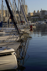 Bateaux de plaisance à quai dans le Vieux-Port de Marseille © PPJ