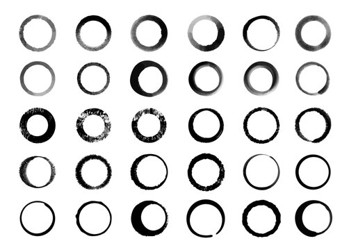 A set of hand-drawn circles created with various art materials.／様々な画材で描いた手描きの円形（丸）のセット