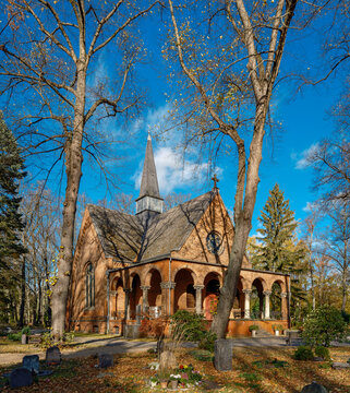 Denkmalgesch&uuml;tzte Kapelle auf dem herbstlichen "St. Andreas-St. Markus-Friedhof" in Berlin-Alt-Hohensch&ouml;nhausen - Inschriften wurden retuschiert