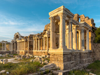 Obraz premium Monumental fountain ruins at Side Ancient City under dramatic blue sky in Antalya, Turkey
