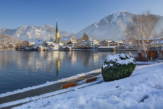 Snowy winter view of Malerwinkel with parish church and Wallberg 1722m, Rottach-Egern, Tegernsee, Tegernsee Valley, Bavarian Alps, Upper Bavaria, Bavaria, Germany